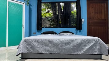 Habitación Deluxe, 1 cama King size, vista a la alberca, junto a la alberca | Ropa de cama de alta calidad y edredón