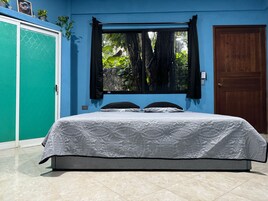Habitación Deluxe, 1 cama de matrimonio grande, vistas a la piscina, junto a la piscina | Ropa de cama de alta calidad y edredones de plumas