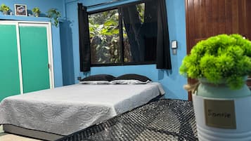 Habitación Deluxe, 1 cama King size, vista a la alberca, junto a la alberca | Ropa de cama de alta calidad y edredón