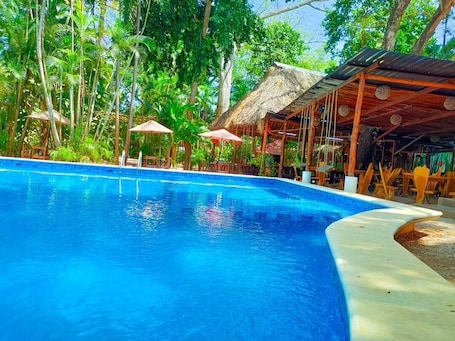 Una piscina al aire libre