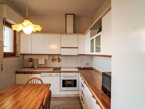 Fridge, dishwasher, cookware/dishes/utensils