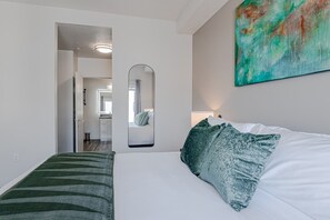 2 chambres, bureau, fer et planche à repasser, lit parapluie