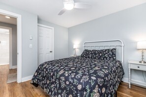 2 Schlafzimmer, Schreibtisch, Bügeleisen/Bügelbrett, Reisekinderbett