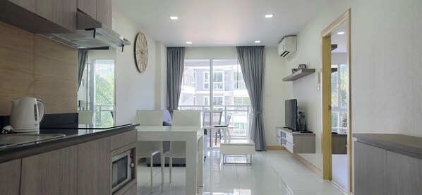 Fridge, microwave, stovetop, electric kettle - Cozy One-Bedroom with Pool View Super Wi-fi 5G ★★★★★ (Tambon Na Chom Thian)