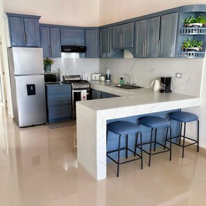 Een koelkast, een microgolfoven, een kookplaat, een vaatwasser