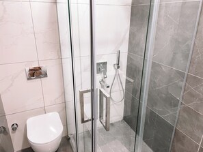 Shower, towels, soap, toilet paper - Spacious 2BR near Airport (Accra)