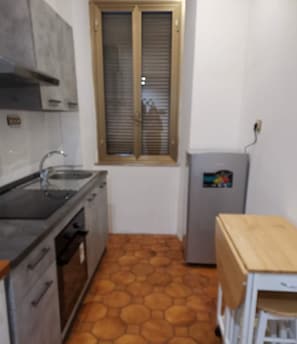 Fridge, oven, stovetop, coffee/tea maker