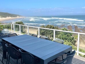 Outdoor dining - “The Cottage'' Morgan Bay with breathtaking views (East London)