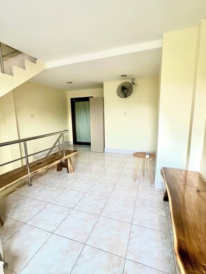 Living area - Tnon Samui Hostel (Koh Samui)