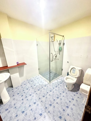 A bathroom with a glass shower enclosure, a toilet, and a sink. - Tnon Samui Hostel (Koh Samui)