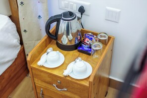 2 bedrooms, desk, iron/ironing board, WiFi - Lovely Nature Glamping - Farm house in mountain valley (Munnar)