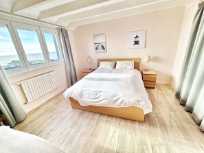 4 bedrooms, iron/ironing board, free WiFi