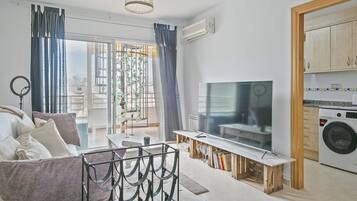 Een televisie en een stereo