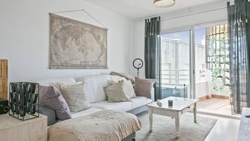 Een televisie en een stereo