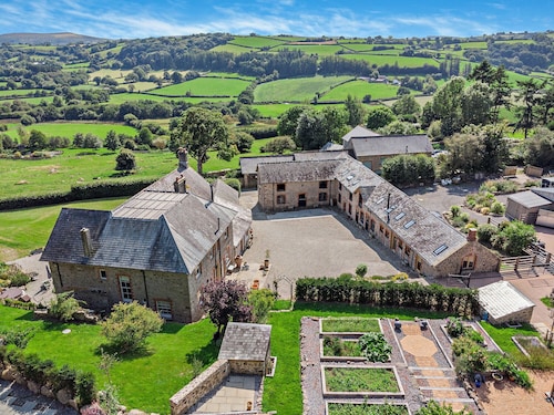 Linscott Farmhouse - Boutique retreat with hot tub and natural pool