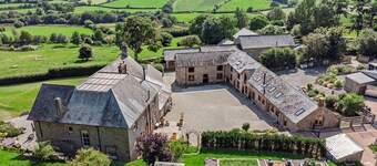 Linscott Farmhouse - Boutique retreat with hot tub and natural pool