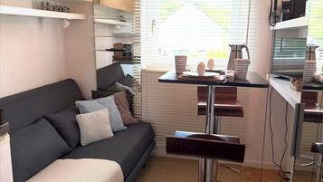 Smart-TV, Bücher, Stereoanlage, Drucker