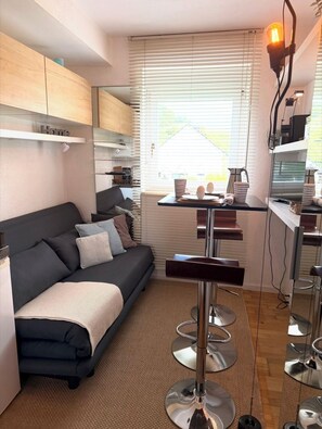 Téléviseur connecté, livres, chaîne audio, imprimante