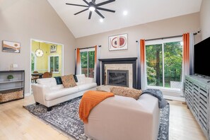 TV, fireplace