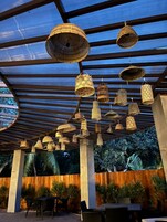 室外游泳池，07:00 至 19:00 开放，日光浴躺椅