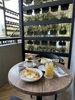 Termasuk sarapan pesanan masak setiap hari 