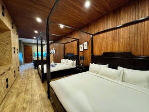 Suite familiar, balcón, vistas al jardín | Caja fuerte, escritorio, espacio para trabajar con un portátil