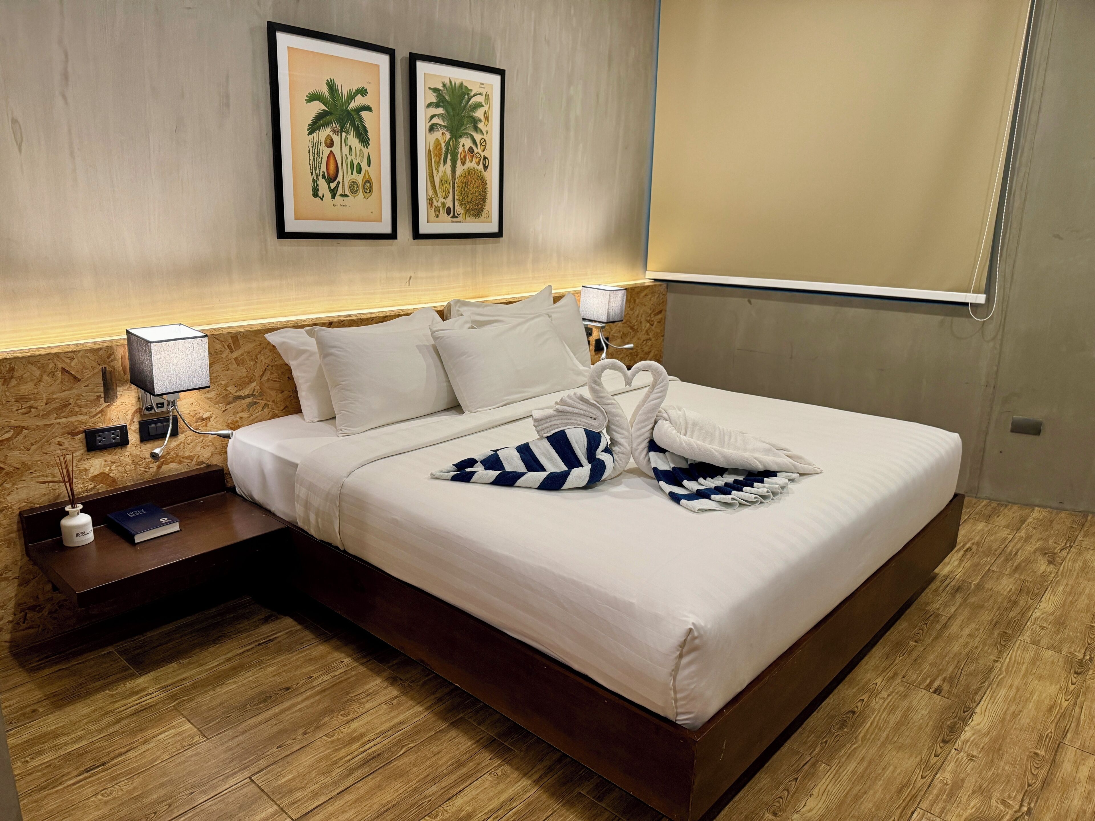 高级房, 阳台, 花园景观 | 客房内保险箱、办公桌、笔记本电脑工作区、熨斗/熨板