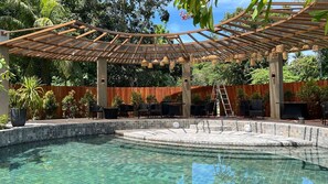 Una piscina al aire libre (de 07:00 a 19:00), tumbonas