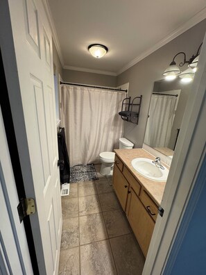 Towels, toilet paper - Spacious 6-bedroom house with AC and WiFi in beautiful Coeur d'Alene (Coeur d'Alene)