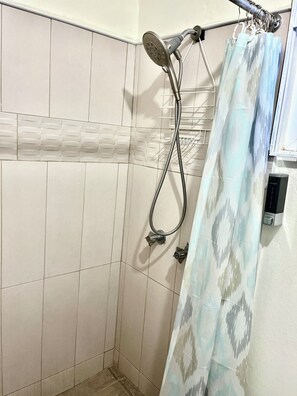 Haartrockner, Handtücher, Seife, Toilettenpapier