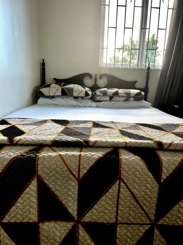 1 chambre, fer et planche à repasser, draps fournis