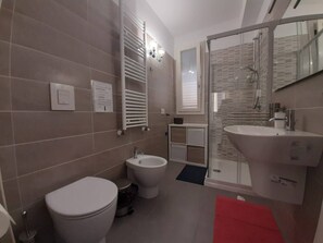 Een douche, een haardroger, handdoeken