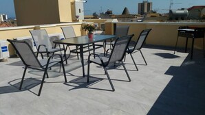 Outdoor dining - Two-story house in the city -climatized - wifi (Avola)