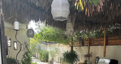 Cozy cottage in charming Dubai 5 min walk to the beach!
