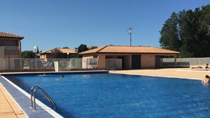 A swimming pool with a tiled edge, a metal ladder, and a tiled deck area. - St Cyprien superb house residence with swimming pool (Saint-Cyprien)