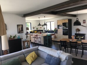 Living area - Family home, 15 min from the ocean and 10 min walk from the Bassin beaches (Gujan-Mestras)