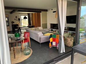 Living area - Family home, 15 min from the ocean and 10 min walk from the Bassin beaches (Gujan-Mestras)