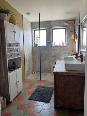 Shower, toilet paper - Family home, 15 min from the ocean and 10 min walk from the Bassin beaches (Gujan-Mestras)