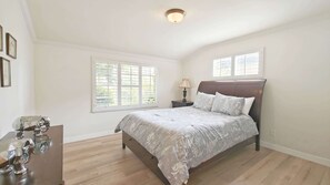 3 bedrooms, desk, iron/ironing board, free WiFi