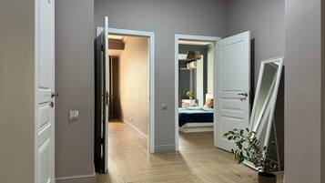 5 bedrooms, iron/ironing board, WiFi, bed sheets