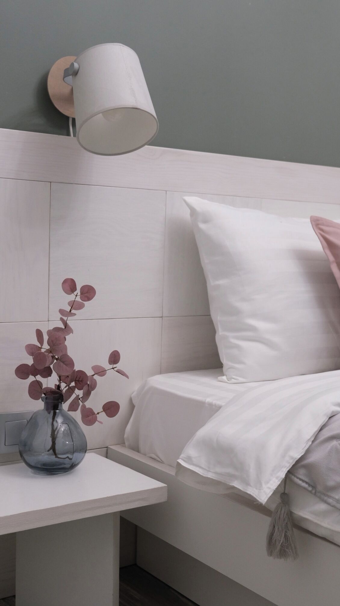 5 bedrooms, desk, iron/ironing board, WiFi