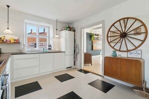 Kjøleskap, ovn, kokeplater og oppvaskmaskin