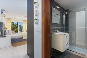 Dusche, Haartrockner, Handtücher, Toilettenpapier