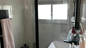 Doccia, asciugacapelli, asciugamani, sapone