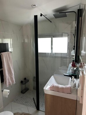 Dusj, hårføner, håndklær og såpe