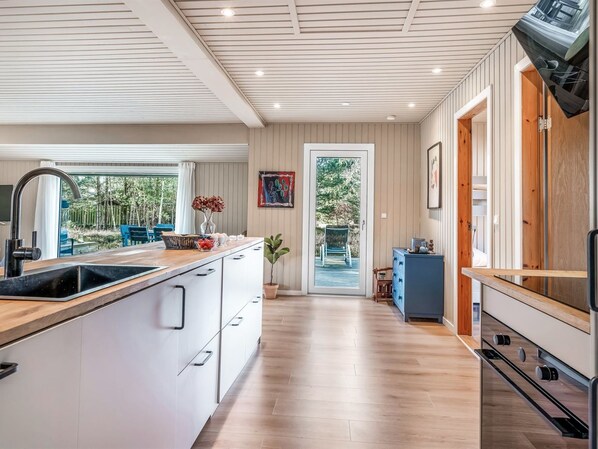 Kjøleskap, mikrobølgeovn, ovn og oppvaskmaskin