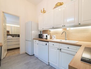 Kühlschrank, Mikrowelle, Ofen, Geschirrspüler