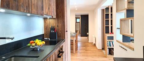 Fridge, oven, dishwasher, cookware/dishes/utensils
