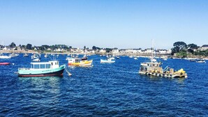 Un port où sont amarrés divers bateaux et un petit navire.