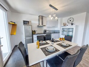 Fridge, microwave, oven, dishwasher - Grand Balcon, Piscine et proche du Port by Interhome (Arzon)